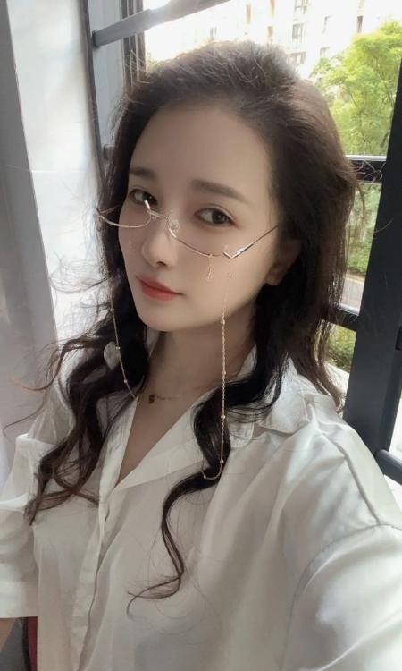 金牛性感眼镜少妇小玉