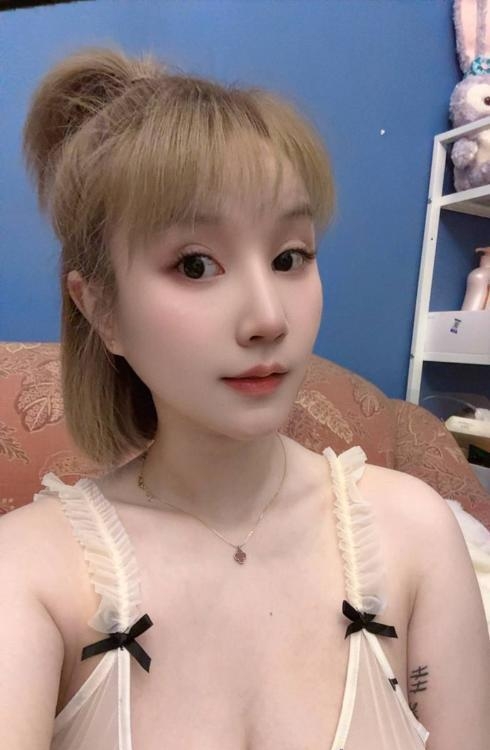 服务系肤白波软妹子