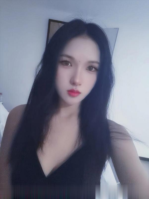 害羞的年轻妹子